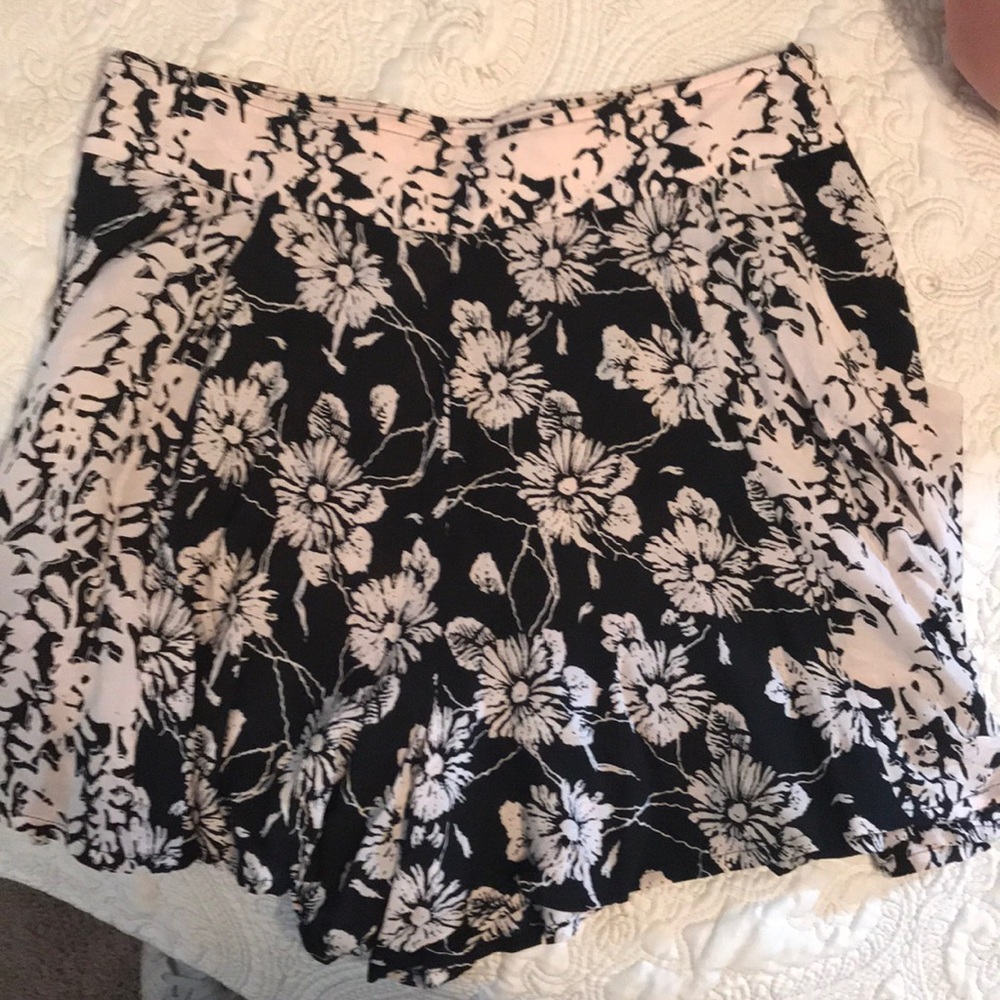black and white flower flowy shorts